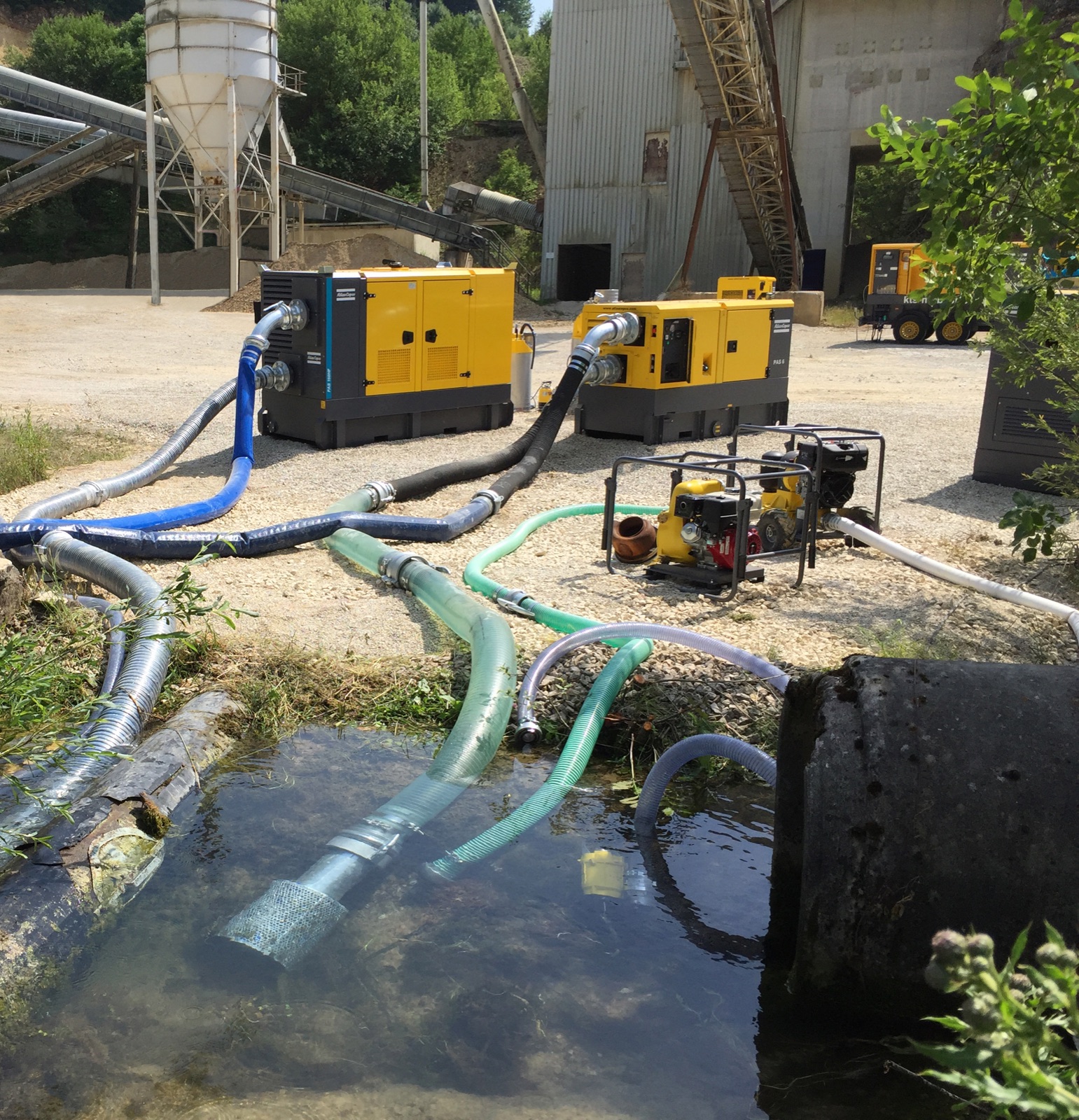 Peralatan dewatering di lokasi proyek